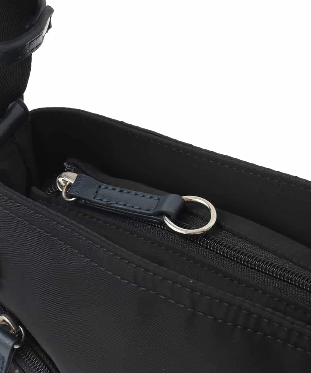 BKRAD91135 MK MICHEL KLEIN BAG(MK ミッシェルクラン バッグ) [撥水/500g以下の軽量]アクセントレザーコンパクトショルダーバッグ ブラック×ネイビー