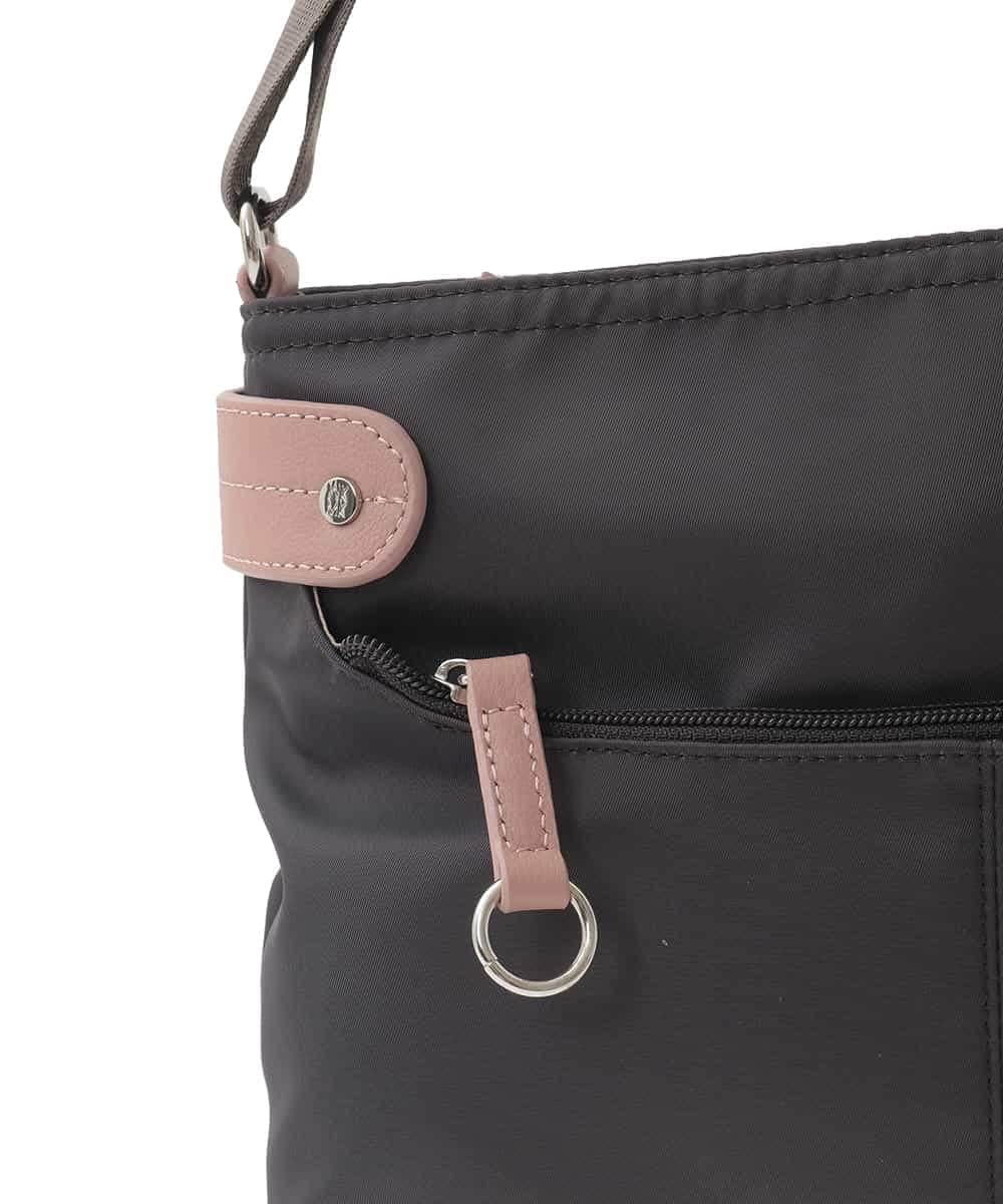 BKRAD91135 MK MICHEL KLEIN BAG(MK ミッシェルクラン バッグ) [撥水/500g以下の軽量]アクセントレザーコンパクトショルダーバッグ ブラック×ネイビー