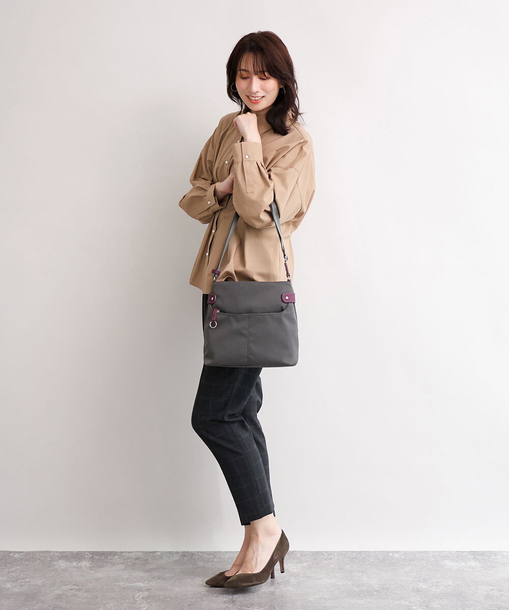 BKRAG90150 MK MICHEL KLEIN BAG(MK ミッシェルクラン バッグ) [撥水/軽量]アクセントレザースクエアショルダーバッグ グレー×パープル