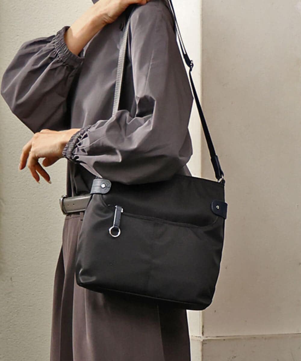 BKRAG90150 MK MICHEL KLEIN BAG [撥水/軽量]アクセントレザースクエアショルダーバッグ
