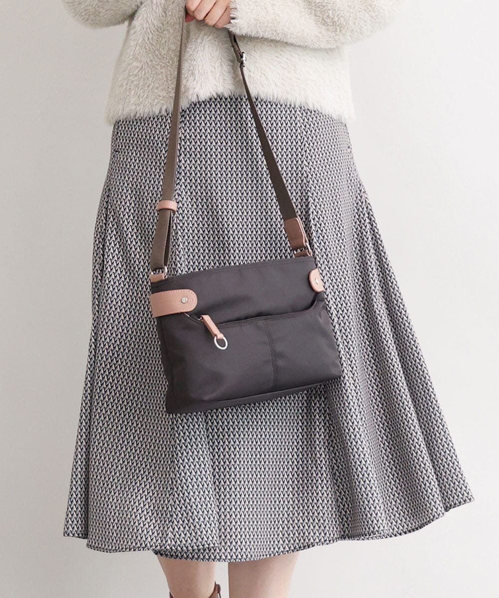 BKRAG91140 MK MICHEL KLEIN BAG(MK ミッシェルクラン バッグ) [撥水/軽量]アクセントレザーコンパクトショルダーバッグ ブラウン×ピンク