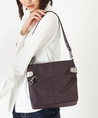 BKRAS90130 MK MICHEL KLEIN BAG 【撥水】ナイロンスクエアショルダーバッグ