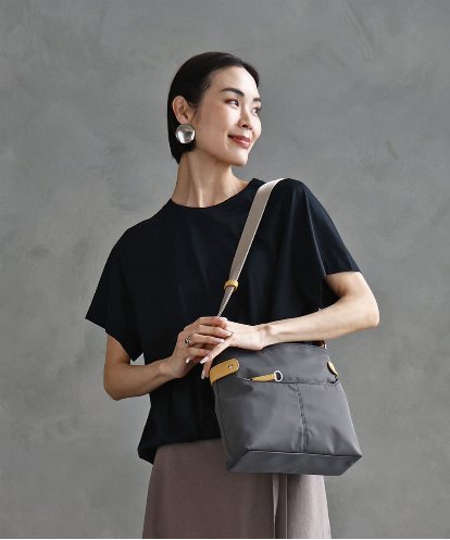 BKRGA90150 MK MICHEL KLEIN BAG [撥水/500g以下の軽量]アクセントレザースクエアショルダーバッグ