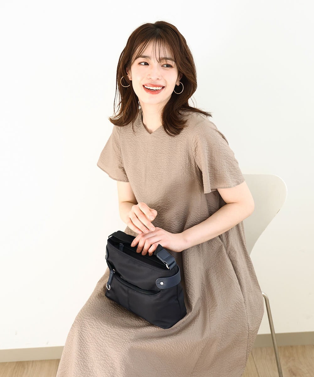 BKRGA91135 MK MICHEL KLEIN BAG(MK ミッシェルクラン バッグ) [撥水/500g以下の軽量]アクセントレザーコンパクトショルダーバッグ ブラウン×レッド