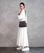BKRGA91135 MK MICHEL KLEIN BAG(MK ミッシェルクラン バッグ) [撥水/500g以下の軽量]アクセントレザーコンパクトショルダーバッグ ブラウン×レッド