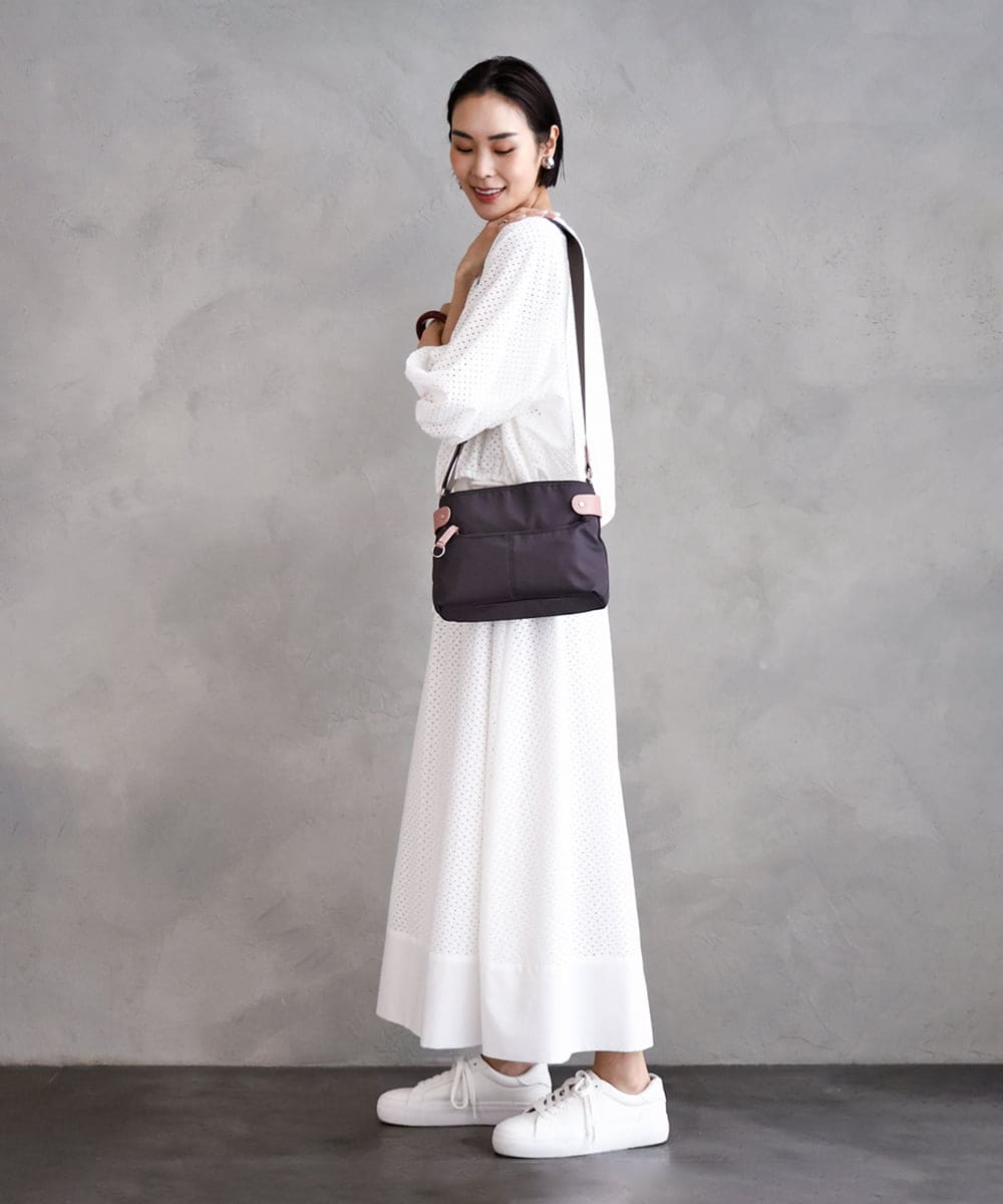 BKRGA91135 MK MICHEL KLEIN BAG(MK ミッシェルクラン バッグ) [撥水/500g以下の軽量]アクセントレザーコンパクトショルダーバッグ ブラウン×レッド