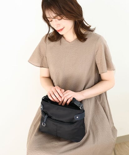 BKRGA91135 MK MICHEL KLEIN BAG [撥水/500g以下の軽量]アクセントレザーコンパクトショルダーバッグ
