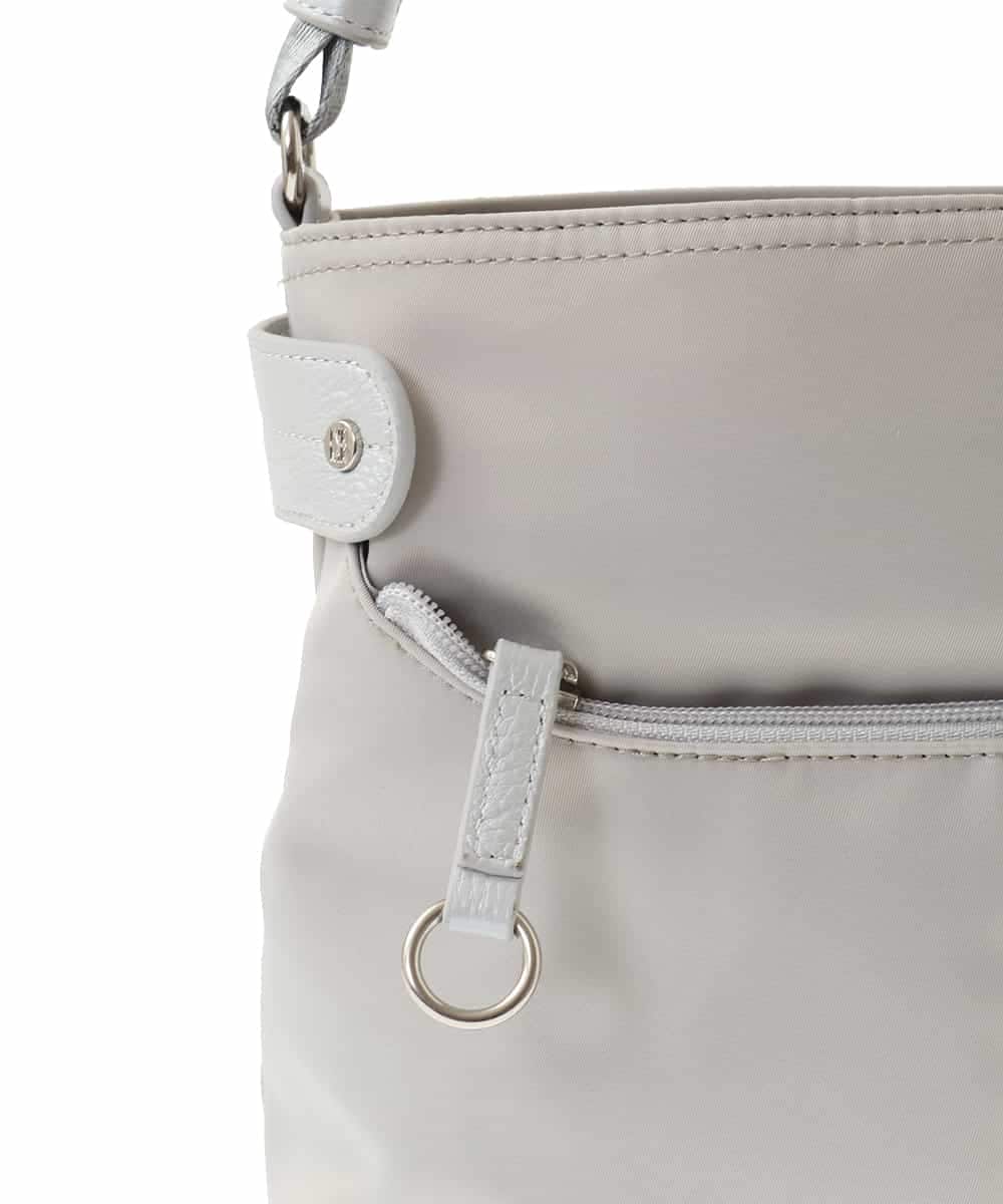 BKRGA91135 MK MICHEL KLEIN BAG(MK ミッシェルクラン バッグ) [撥水/500g以下の軽量]アクセントレザーコンパクトショルダーバッグ ブラウン×レッド
