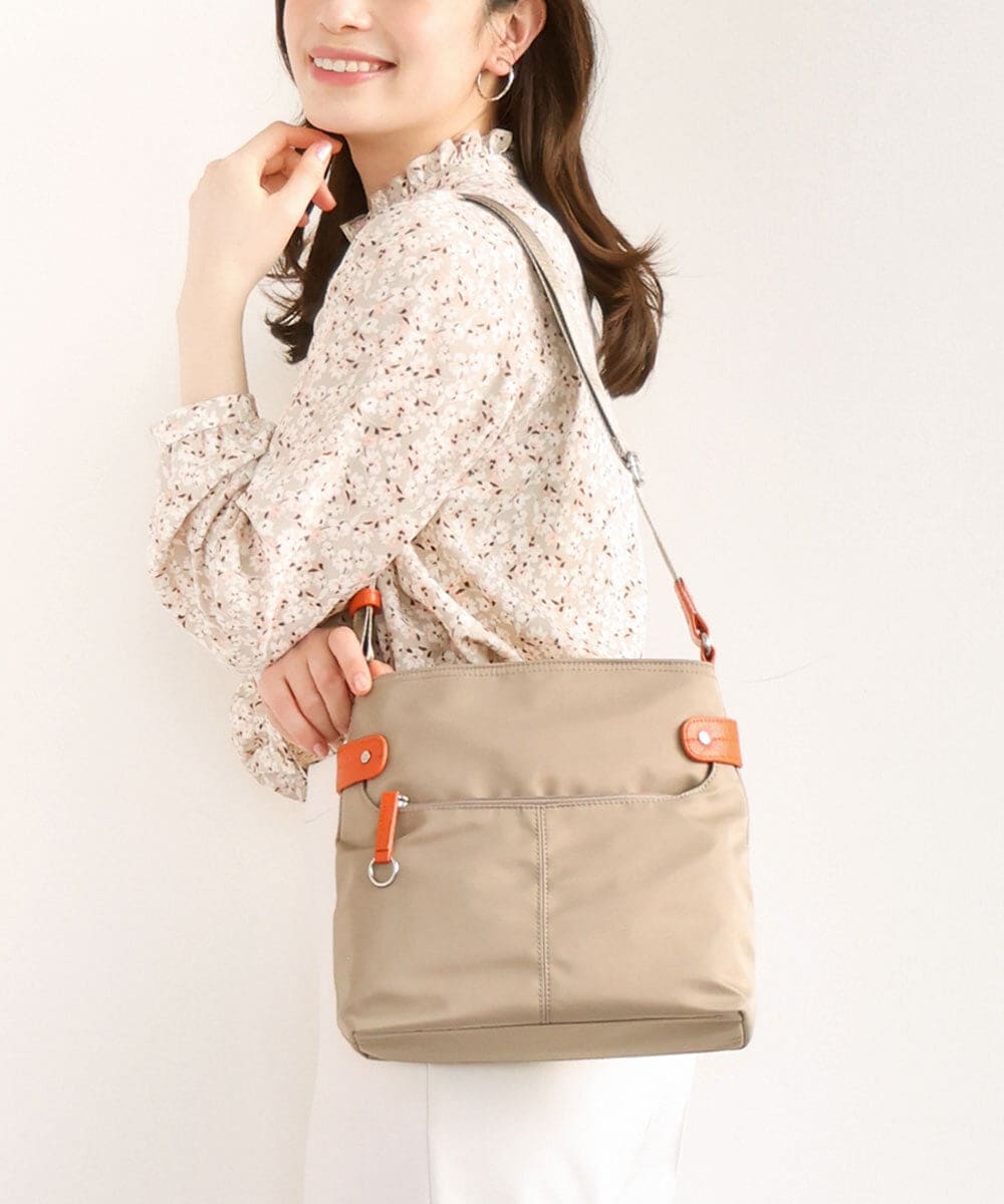 BKRGD90150 MK MICHEL KLEIN BAG(MK ミッシェルクラン バッグ) [撥水/軽量]アクセントレザースクエアショルダーバッグ ベージュ×オレンジ