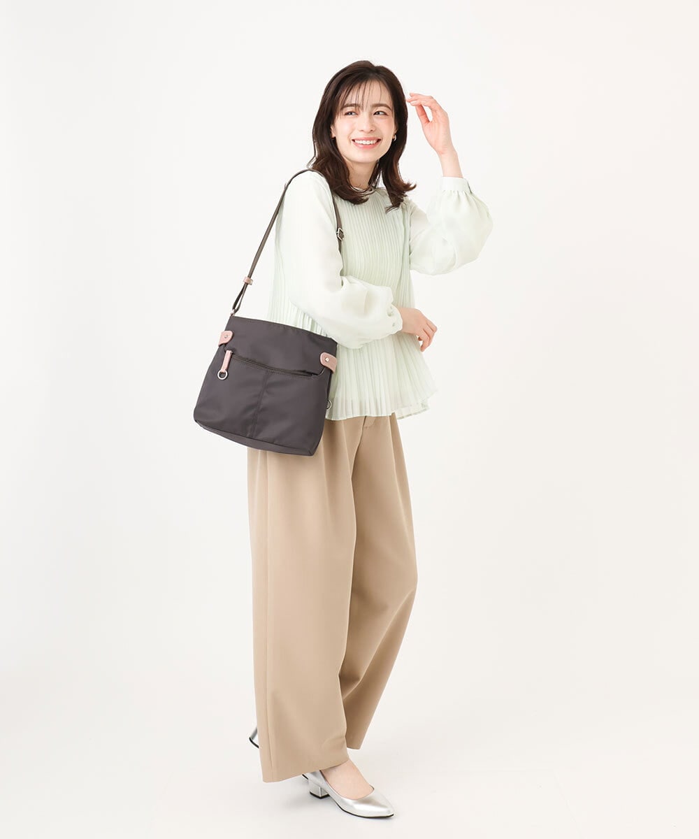 BKRGD90150 MK MICHEL KLEIN BAG(MK ミッシェルクラン バッグ) [撥水/軽量]アクセントレザースクエアショルダーバッグ ネイビー×ライトブルー