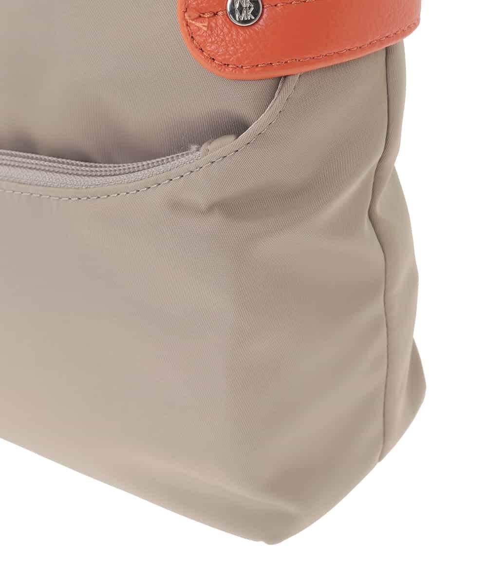 BKRGD91135 MK MICHEL KLEIN BAG(MK ミッシェルクラン バッグ) [撥水/軽量]アクセントレザーコンパクトショルダーバッグ ベージュ×オレンジ