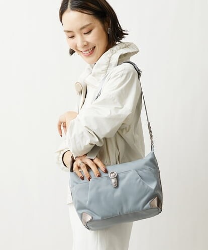 BKRGS81130 MK MICHEL KLEIN BAG 【箱入りティッシュより軽い】【撥水】バックルデザインショルダーバッグ