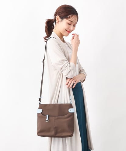 BKRGV90140 MK MICHEL KLEIN BAG [撥水/500g以下の軽量]アクセントレザースクエアショルダーバッグ