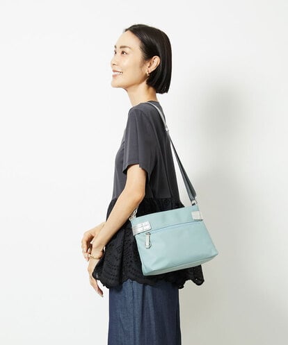 BKRGV91135 MK MICHEL KLEIN BAG [撥水/500g以下の軽量]アクセントレザーコンパクトショルダーバッグ