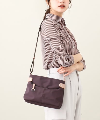 BKRGV91135 MK MICHEL KLEIN BAG [撥水/500g以下の軽量]アクセントレザーコンパクトショルダーバッグ