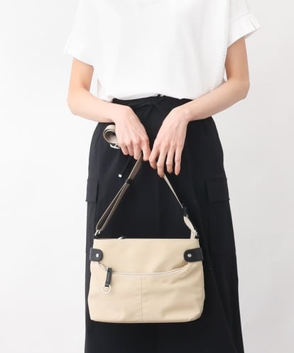 BKRGV91135 MK MICHEL KLEIN BAG [撥水/500g以下の軽量]アクセントレザーコンパクトショルダーバッグ