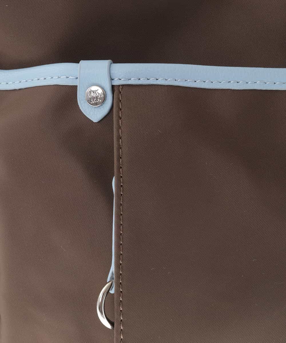 BKRGV94150 MK MICHEL KLEIN BAG(MK ミッシェルクラン バッグ) [撥水/500g以下の軽量]アクセントレザーショルダーバッグ ブラウン×ライトブルー