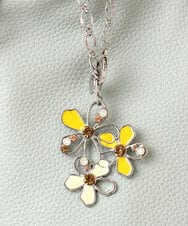 BKSAA01038 MK MICHEL KLEIN BAG(MK ミッシェルクラン バッグ) 透かしフラワーモチーフチャーム イエロー