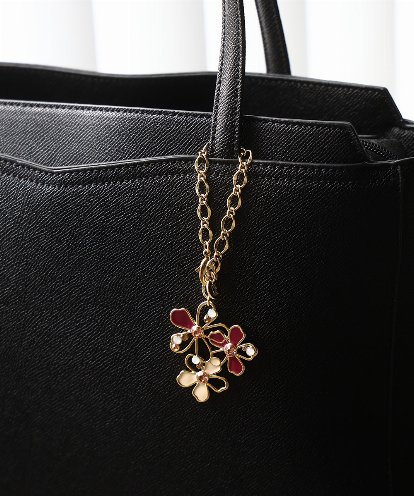 BKSAD01040 MK MICHEL KLEIN BAG 透かしフラワーモチーフチャーム