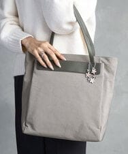 BKSAD05040 MK MICHEL KLEIN BAG(MK ミッシェルクラン バッグ) フラワーブレスチャーム ネイビー