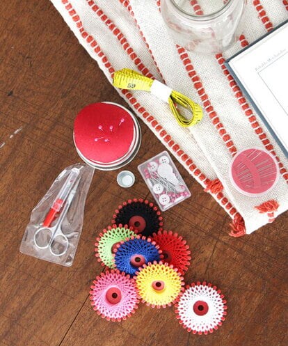 CCYJS62015 LIFE STYLE SELECTION Mason Jar Sewing Kit