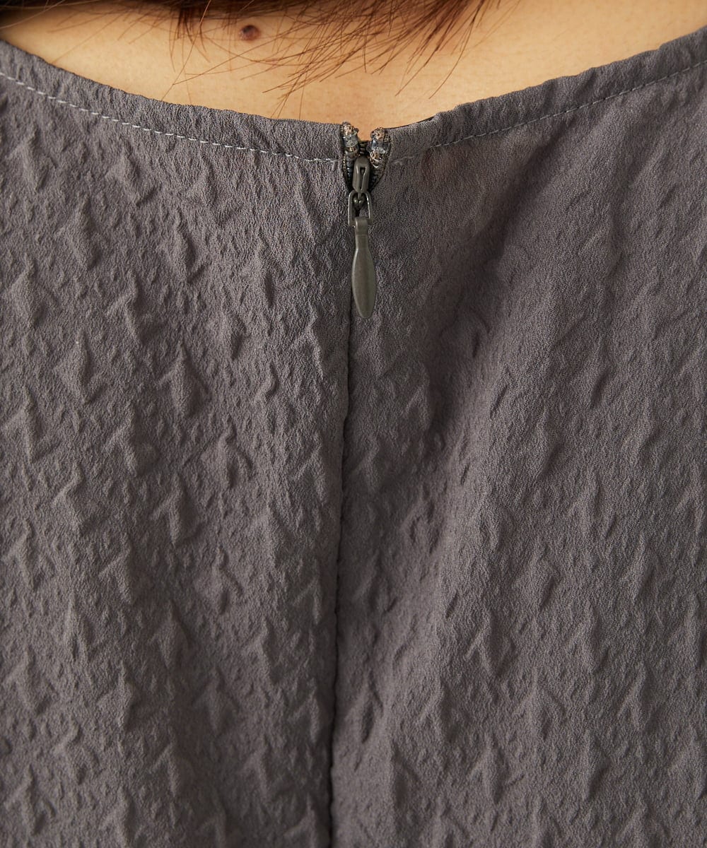 F1BAD30140 MK MICHEL KLEIN(小さいサイズ)(メゾン ドゥ サンク) 【小さいサイズ】エンボス加工ペプラムブラウス/洗える ダークグレー