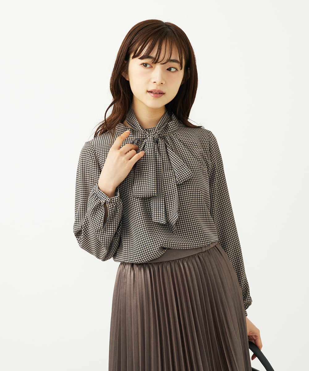 F1BAD35140 MK MICHEL KLEIN(小さいサイズ)(メゾン ドゥ サンク) 【小さいサイズ】ボウタイ付き千鳥柄プリントブラウス/洗濯機で洗える ネイビー
