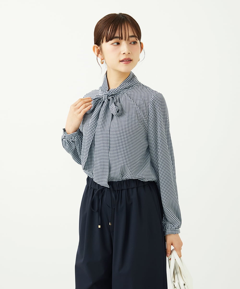 F1BAD35140 MK MICHEL KLEIN(小さいサイズ)(メゾン ドゥ サンク) 【小さいサイズ】ボウタイ付き千鳥柄プリントブラウス/洗濯機で洗える ネイビー