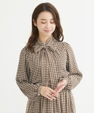 F1BAV03140 MK MICHEL KLEIN(小さいサイズ)(メゾン ドゥ サンク) 【小さいサイズ】スクエア幾何柄ボウタイシフォンブラウス/洗える ブラウン