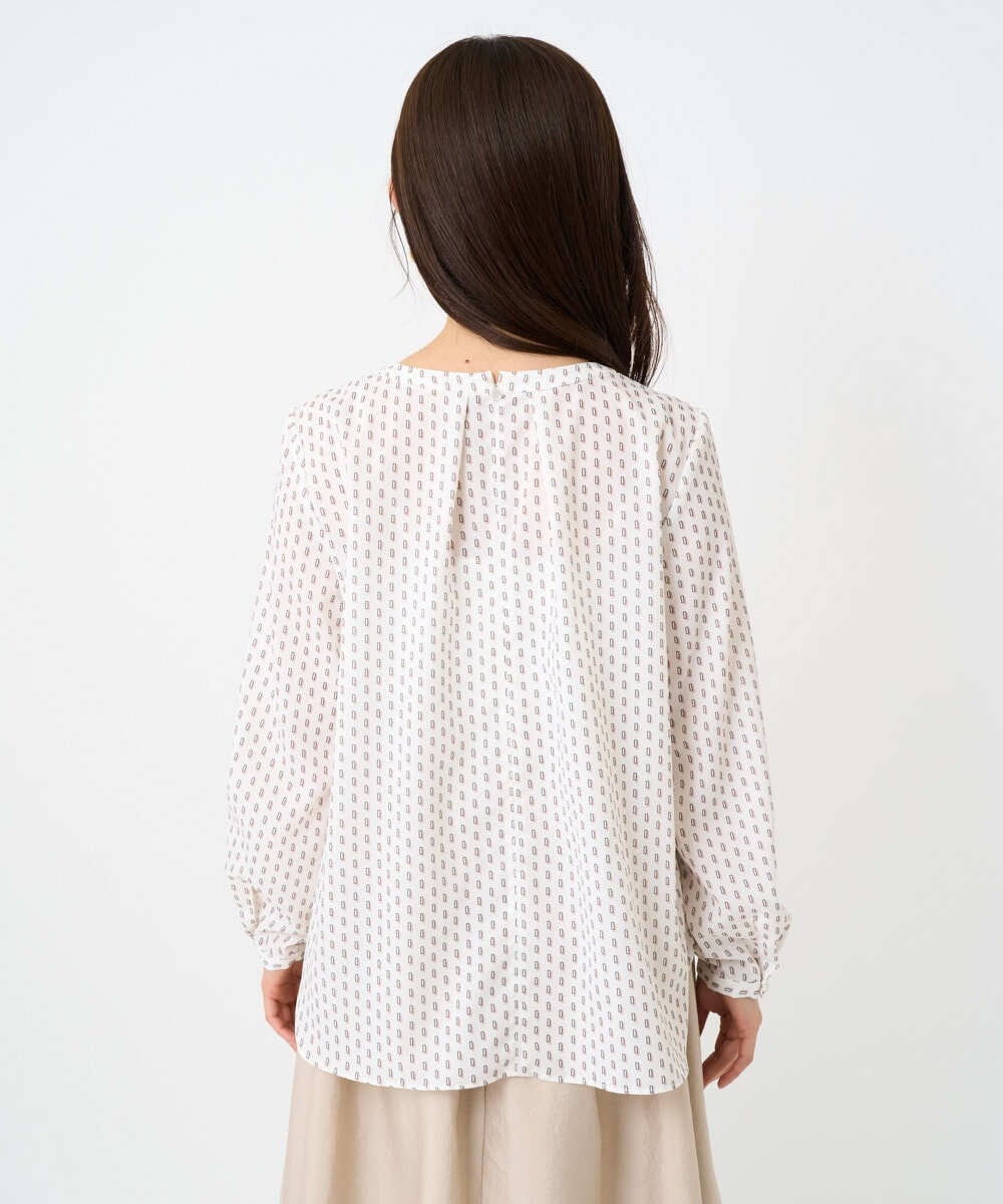 F1BBD58140 MK MICHEL KLEIN(小さいサイズ)(メゾン ドゥ サンク) 【小さいサイズ】ボウタイ風幾何柄ブラウス/洗濯機で洗える アイボリー