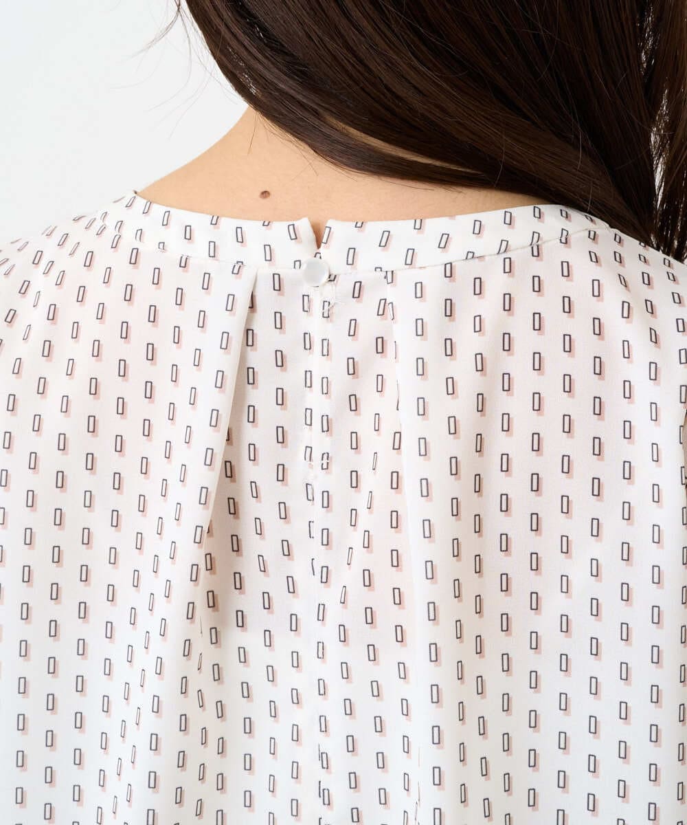 F1BBD58140 MK MICHEL KLEIN(小さいサイズ)(メゾン ドゥ サンク) 【小さいサイズ】ボウタイ風幾何柄ブラウス/洗濯機で洗える アイボリー