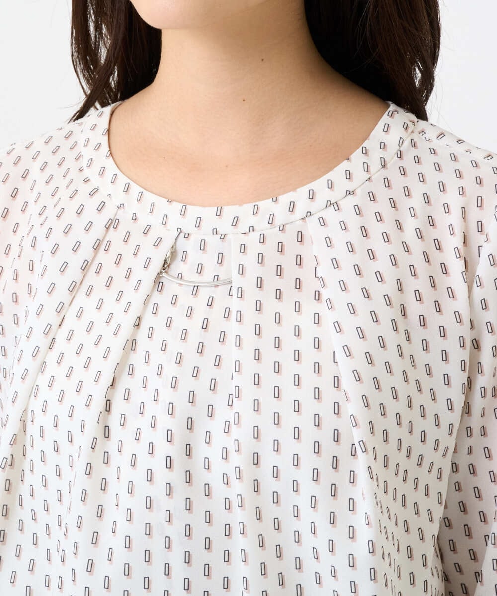 F1BBD58140 MK MICHEL KLEIN(小さいサイズ)(メゾン ドゥ サンク) 【小さいサイズ】ボウタイ風幾何柄ブラウス/洗濯機で洗える アイボリー