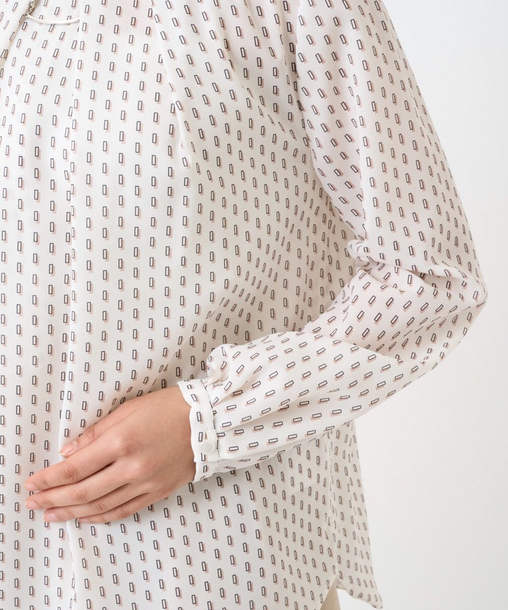 F1BBD58140 MK MICHEL KLEIN(小さいサイズ)(メゾン ドゥ サンク) 【小さいサイズ】ボウタイ風幾何柄ブラウス/洗濯機で洗える アイボリー