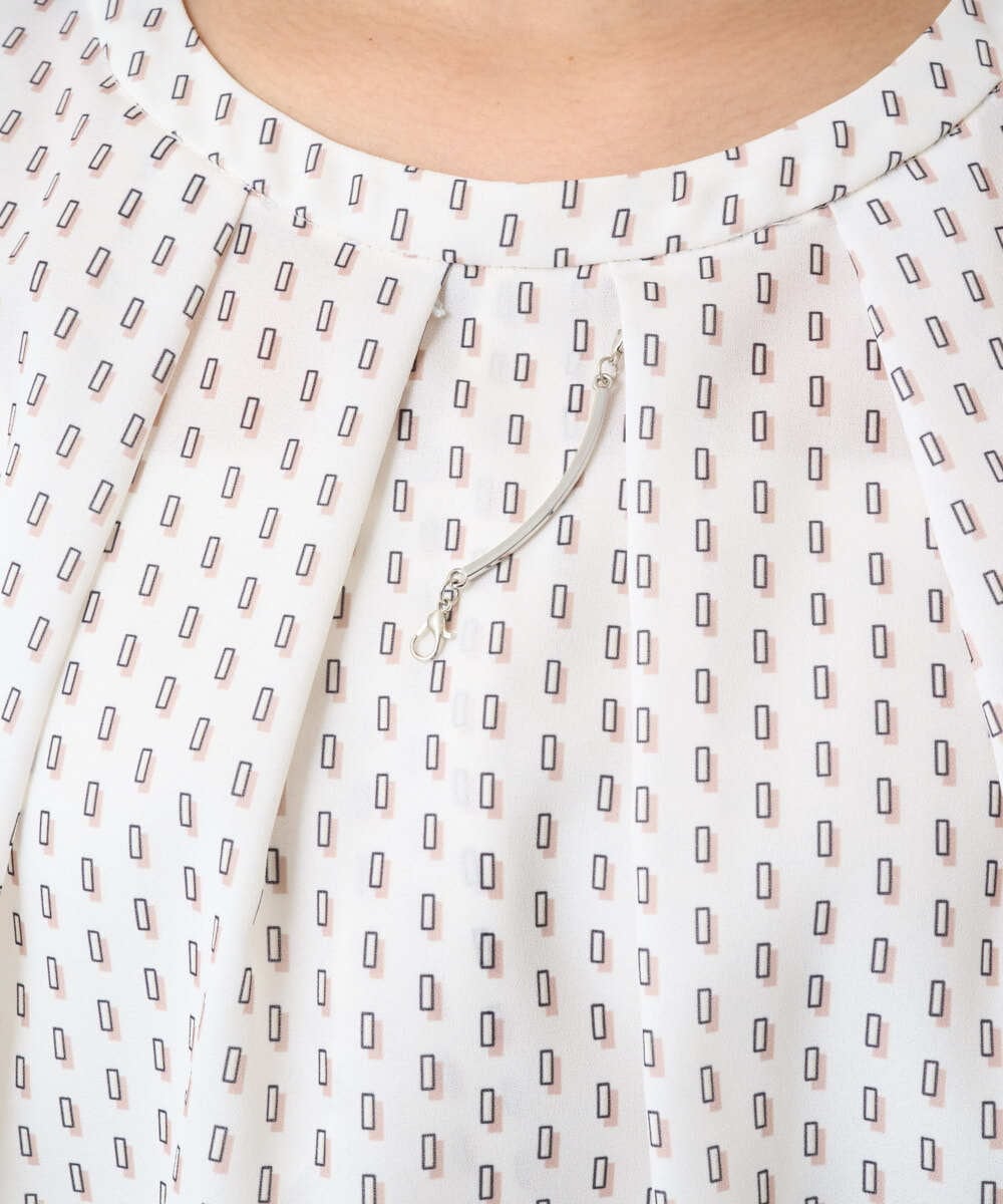 F1BBD58140 MK MICHEL KLEIN(小さいサイズ)(メゾン ドゥ サンク) 【小さいサイズ】ボウタイ風幾何柄ブラウス/洗濯機で洗える アイボリー