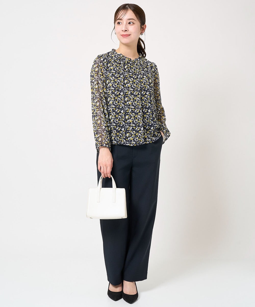 F1BFA09140 MK MICHEL KLEIN(小さいサイズ)(メゾン ドゥ サンク) 【小さいサイズ】ギャザーフリルネック花柄シフォンブラウス/洗える ライトブルー