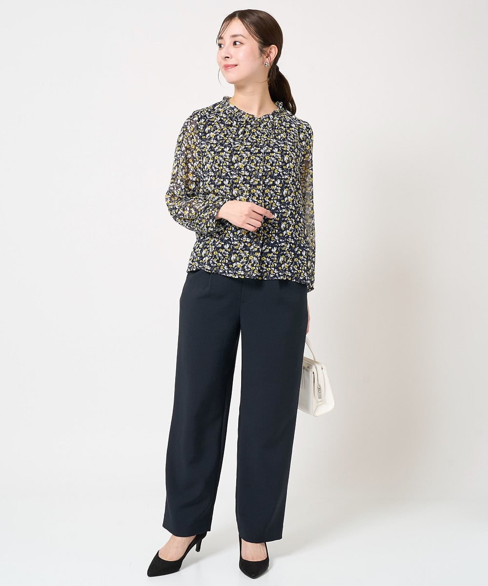 F1BFA09140 MK MICHEL KLEIN(小さいサイズ)(メゾン ドゥ サンク) 【小さいサイズ】ギャザーフリルネック花柄シフォンブラウス/洗える ライトブルー