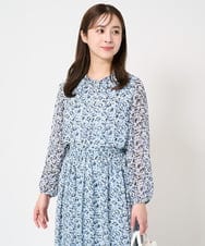 F1BFA09140 MK MICHEL KLEIN(小さいサイズ)(メゾン ドゥ サンク) 【小さいサイズ】ギャザーフリルネック花柄シフォンブラウス/洗える ライトブルー