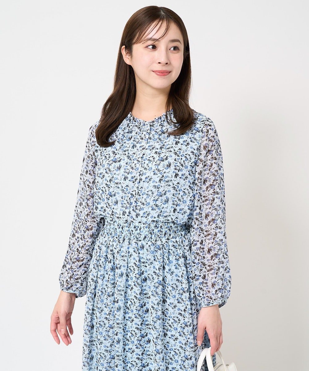 F1BFA09140 MK MICHEL KLEIN(小さいサイズ)(メゾン ドゥ サンク) 【小さいサイズ】ギャザーフリルネック花柄シフォンブラウス/洗える ライトブルー