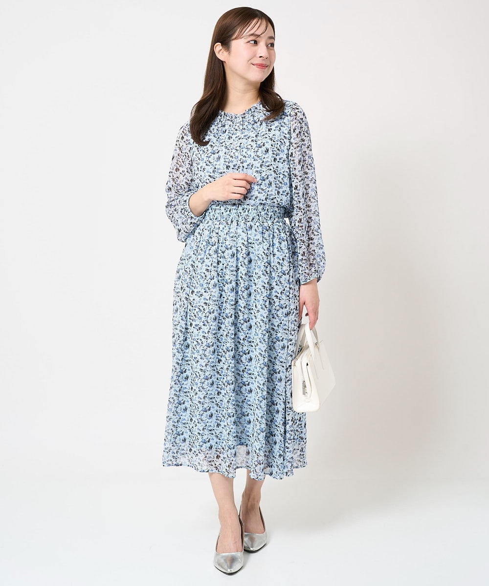 F1BFA09140 MK MICHEL KLEIN(小さいサイズ)(メゾン ドゥ サンク) 【小さいサイズ】ギャザーフリルネック花柄シフォンブラウス/洗える ライトブルー