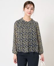 F1BFA09140 MK MICHEL KLEIN(小さいサイズ)(メゾン ドゥ サンク) 【小さいサイズ】ギャザーフリルネック花柄シフォンブラウス/洗える ライトブルー