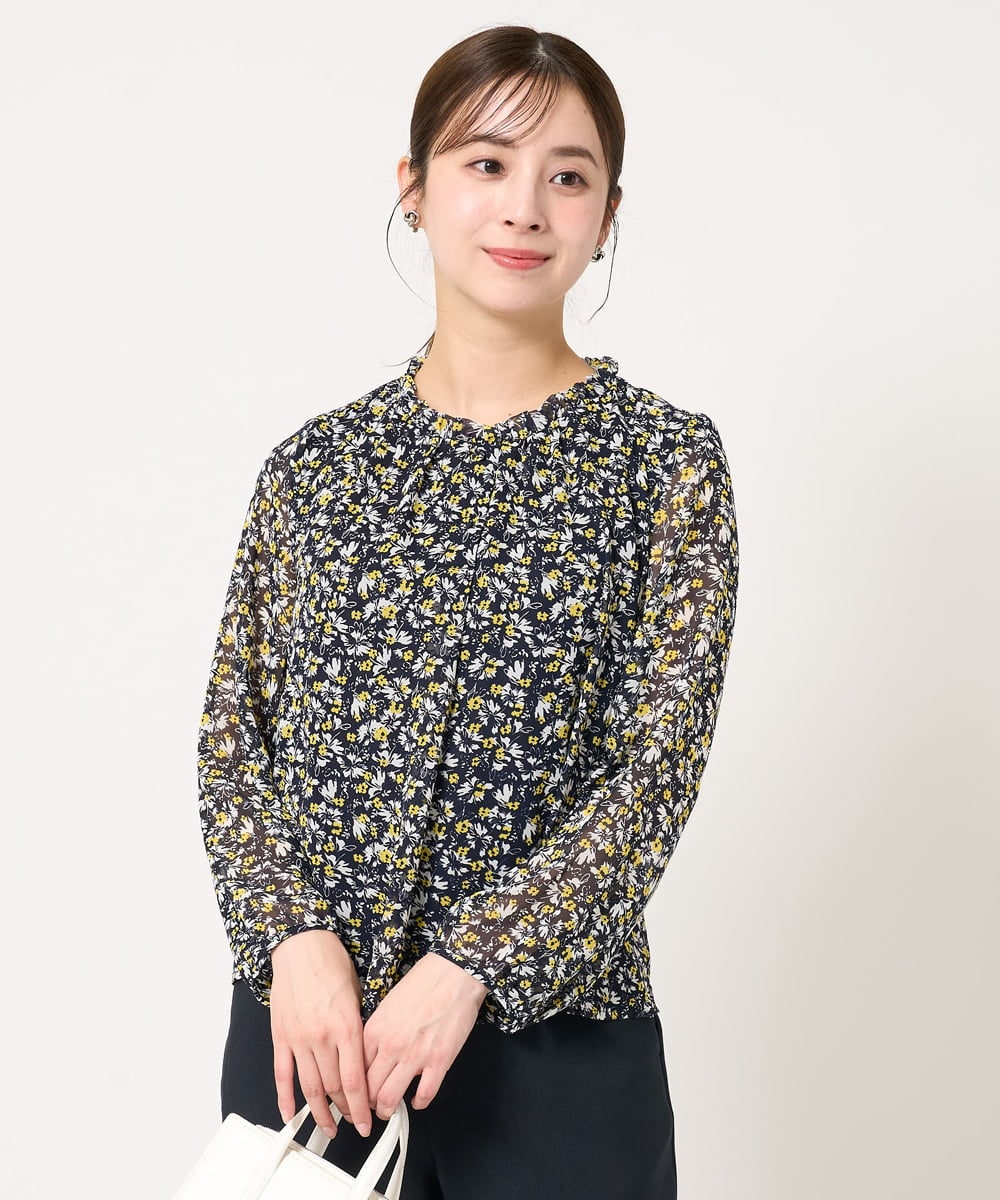 F1BFA09140 MK MICHEL KLEIN(小さいサイズ)(メゾン ドゥ サンク) 【小さいサイズ】ギャザーフリルネック花柄シフォンブラウス/洗える ライトブルー