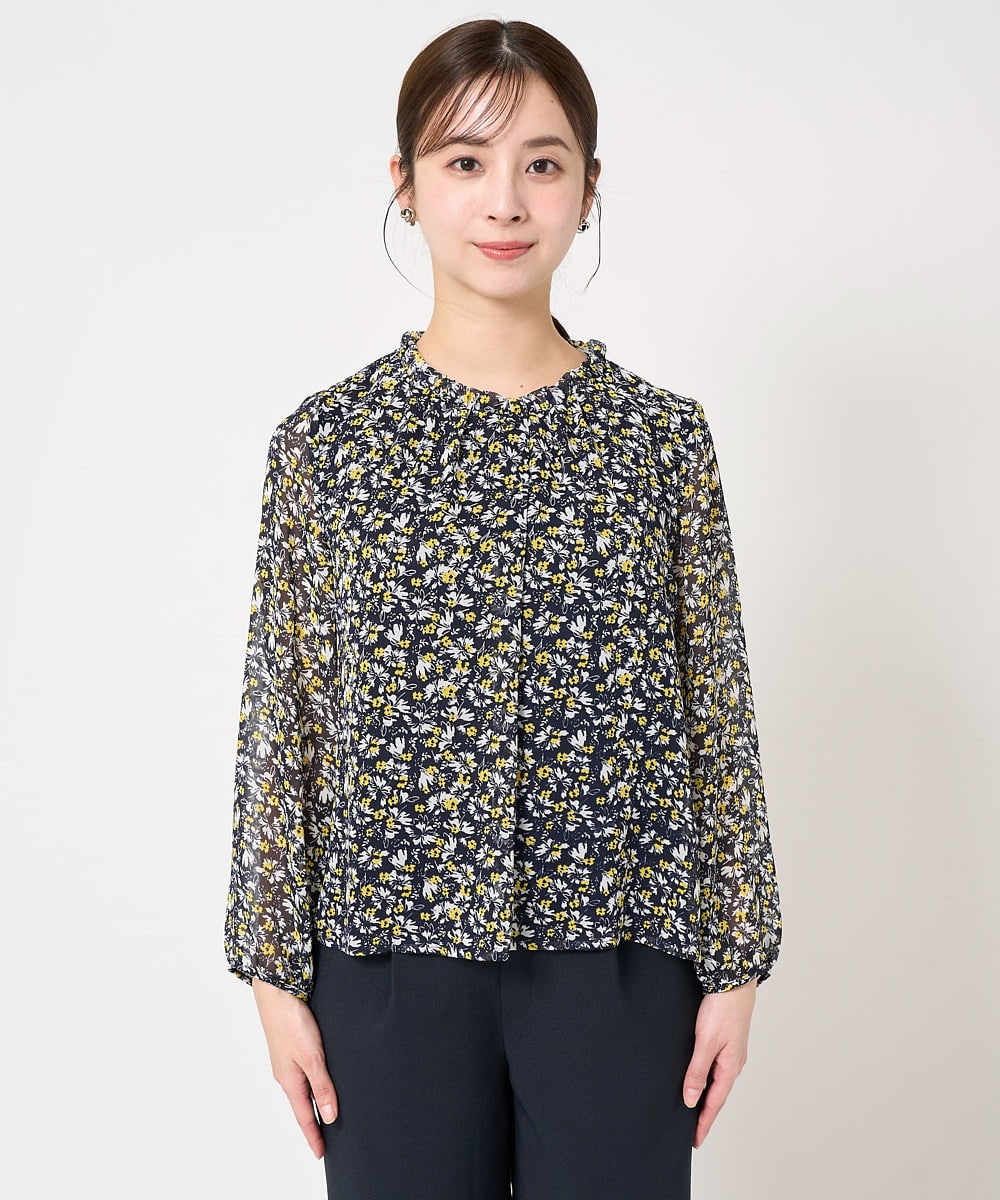 F1BFA09140 MK MICHEL KLEIN(小さいサイズ)(メゾン ドゥ サンク) 【小さいサイズ】ギャザーフリルネック花柄シフォンブラウス/洗える ライトブルー