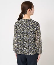 F1BFA09140 MK MICHEL KLEIN(小さいサイズ)(メゾン ドゥ サンク) 【小さいサイズ】ギャザーフリルネック花柄シフォンブラウス/洗える ライトブルー
