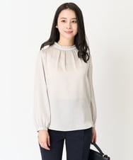 F1BFA12140 MK MICHEL KLEIN(小さいサイズ)(メゾン ドゥ サンク) 【小さいサイズ】フリルネックデザインサテンワッシャーブラウス/洗える グレージュ