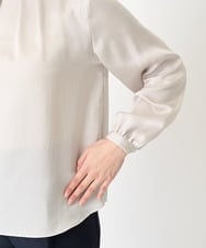 F1BFA12140 MK MICHEL KLEIN(小さいサイズ)(メゾン ドゥ サンク) 【小さいサイズ】フリルネックデザインサテンワッシャーブラウス/洗える グレージュ
