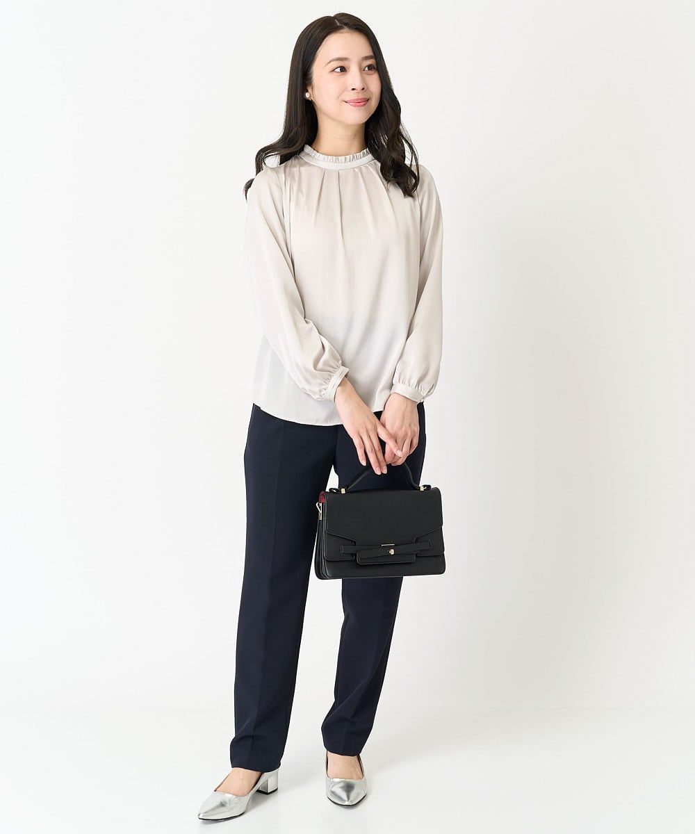 F1BFA12140 MK MICHEL KLEIN(小さいサイズ)(メゾン ドゥ サンク) 【小さいサイズ】フリルネックデザインサテンワッシャーブラウス/洗える グレージュ
