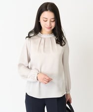 F1BFA12140 MK MICHEL KLEIN(小さいサイズ)(メゾン ドゥ サンク) 【小さいサイズ】フリルネックデザインサテンワッシャーブラウス/洗える グレージュ