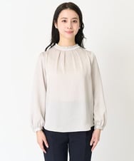 F1BFA12140 MK MICHEL KLEIN(小さいサイズ)(メゾン ドゥ サンク) 【小さいサイズ】フリルネックデザインサテンワッシャーブラウス/洗える グレージュ