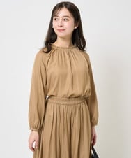 F1BGA33150 MK MICHEL KLEIN(小さいサイズ)(メゾン ドゥ サンク) 【小さいサイズ】フリルネックデザインサテンブラウス/前後2way/接触冷感/洗える キャメル