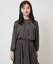 F1BGA33150 MK MICHEL KLEIN(小さいサイズ)(メゾン ドゥ サンク) 【小さいサイズ】フリルネックデザインサテンブラウス/前後2way/接触冷感/洗える キャメル